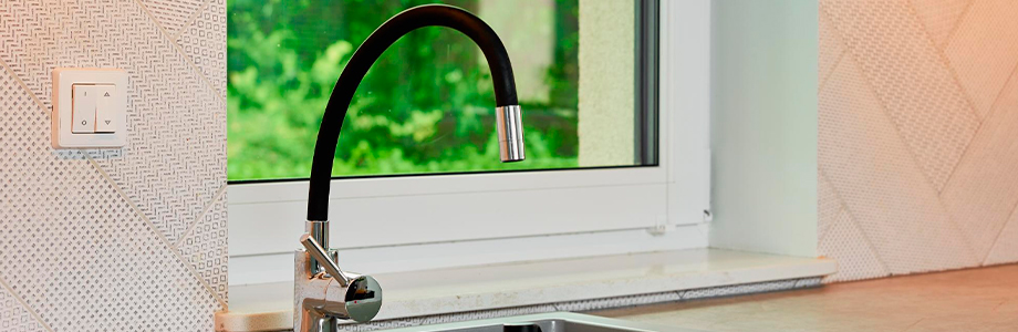 Torneira flexível com tubo black para cozinha.